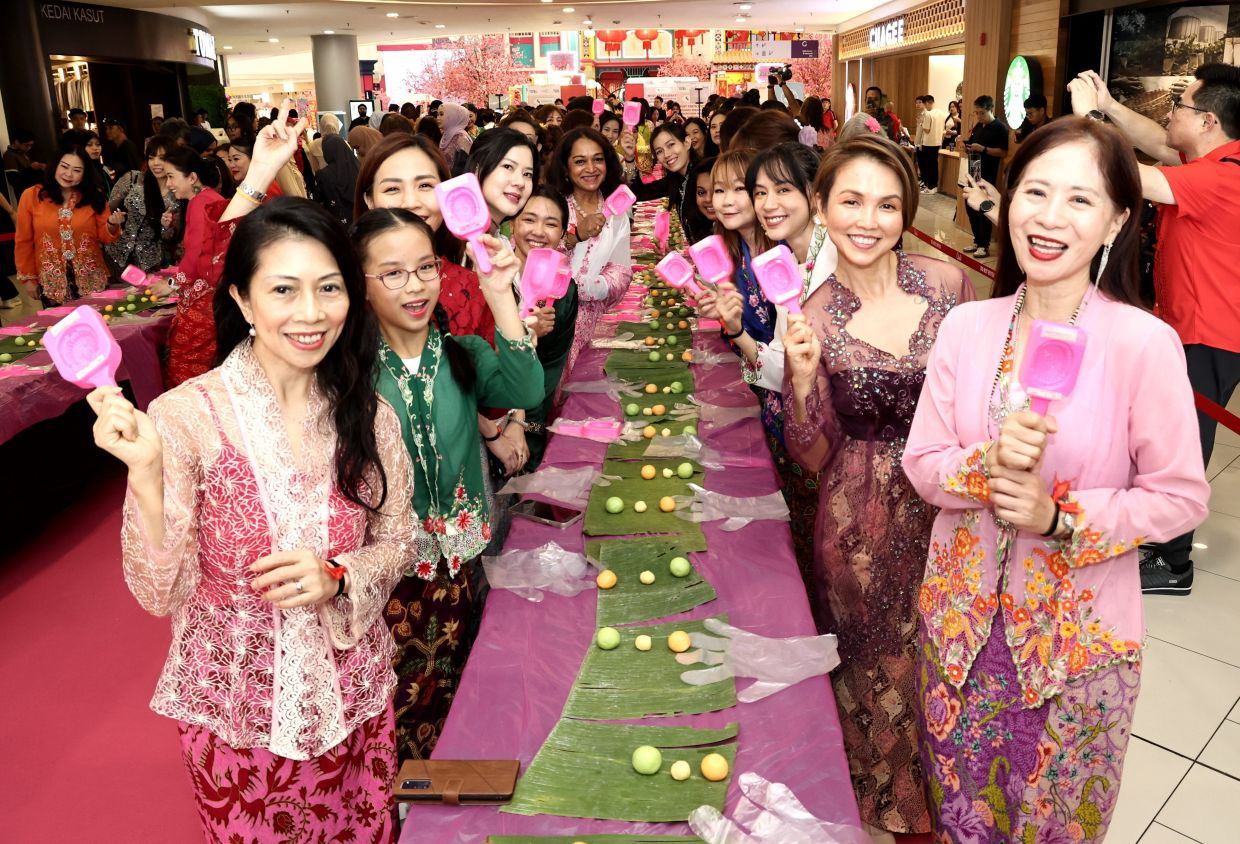 Kebaya-clad group enters Malaysia Book of Records at heritage workshop 45 Around 134 Participants Wearing Kebaya in an Angku Kuih-Making Workshop at Quill City Mall, Kuala Lumpur. Laun